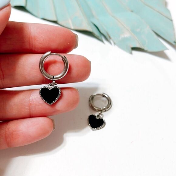 Black heart hoop earrings S182 - Picture 2 of 2